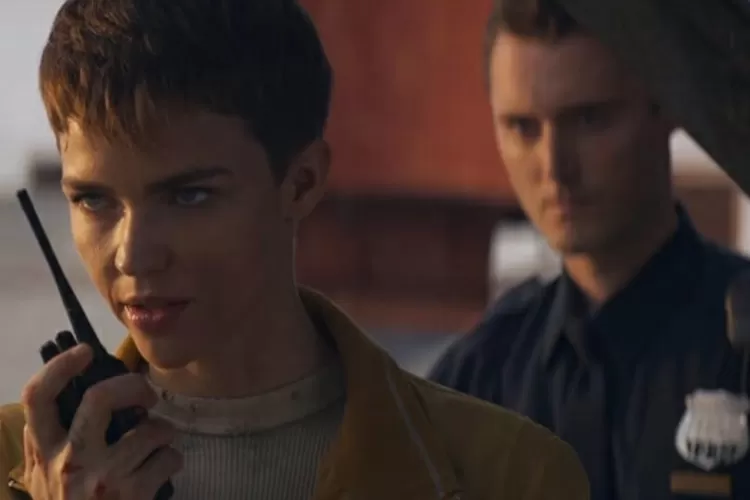 Cuplikan Ruby Rose and Jamie Satterthwaite dalam Film The Doorman (imdb.com)