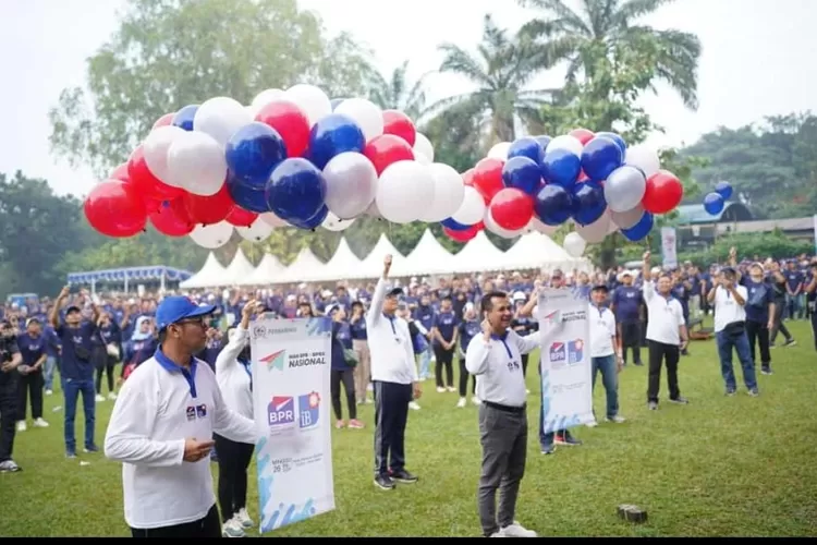 Suasana kemeriahaan dan kebahagiaan saat Hari BPR dan BPRS berlangsung di Taman Bunga Wiladatika. Lakukan senang bersama hingga sajikan hadiajh menarik.  (ISTIMEWA)