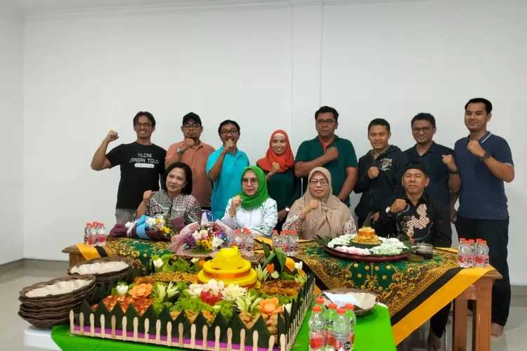 Qonita Lutfiyah meresmikan gedung balai warga dan posyandu di lingkungan RW 10, Kelurahan Sawangan Baru, Kecamatan Sawangan, saat potong tumpeng, Sabtu (25/5).  (DOKUMEN QONITA LUTFIYAH)