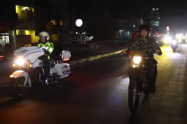 Kapolres Metro Depok, Kombes Arya Perdana (kiri), pimpin langsung patroli gabungan di wilayah Kota Depok.