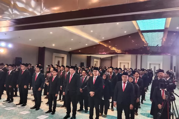 Ketua KPU Kota Depok, Wili Sumarlin melantik 189 anggota PPS di Hotel Santika Jalan Raya Margonda pada Minggu, (26/5).