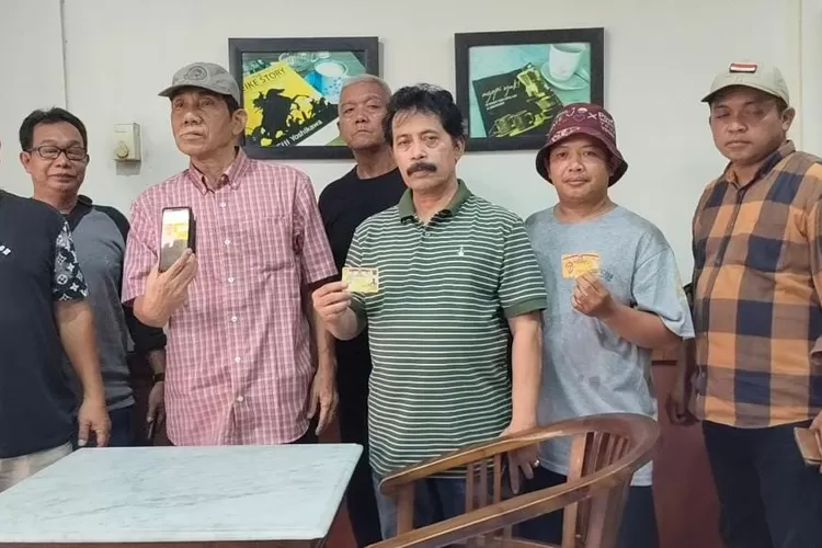 Ketua dan Inisiator Gragass saat menunjukan kepemilikan KTA atau NPAG yang dikeluarkan DPP Partai Golkar di Kafe Kimung, Grand Depok City (GDC), Kecamatan Cilodong, Selasa (28/5).  (GERARD SOEHARLY/RADAR DEPOK)