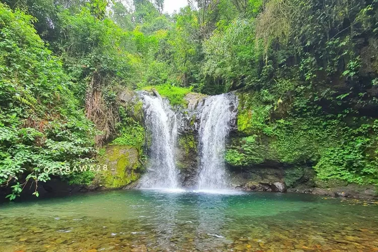 Keunikan Curug Batu Blek yang kembar di Tasikmalaya (Instagram/@oeybawa28)