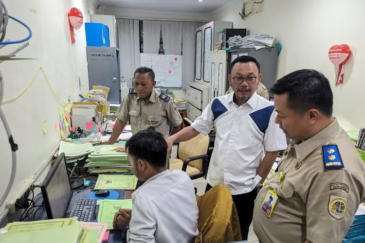 Kepala Badan Pertanahan Nasional (BPN) Kota Depok Indra Gunawan memantau jalanya alih media dari sertifikat lama menjadi sertifikat baru. (BPN DEPOK)