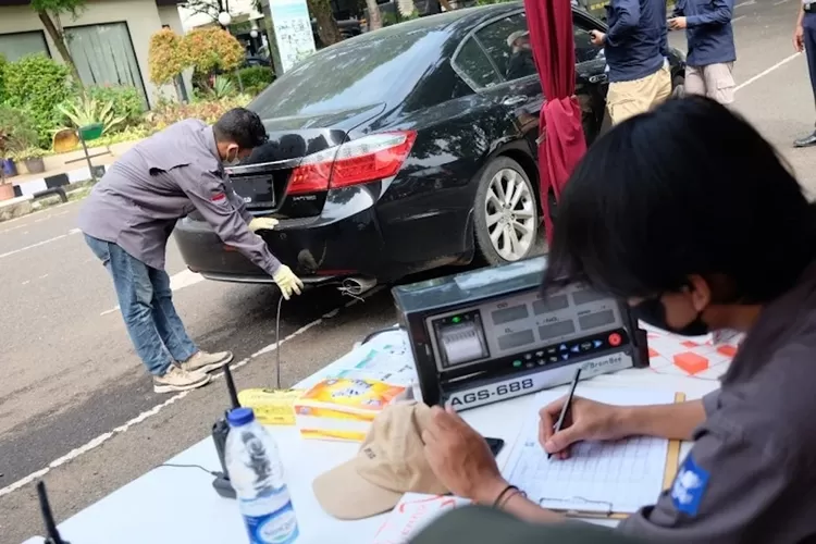 Kegiatan pengujian emisi oleh DLHK Kota Depok, di Balaikota Depok.