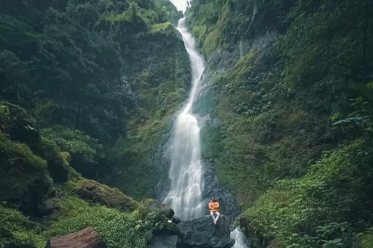 Kemegahan Curug Cibareubeuy Subang dengan ketinggian 40 meter (Instagram/@jurightertawa_)