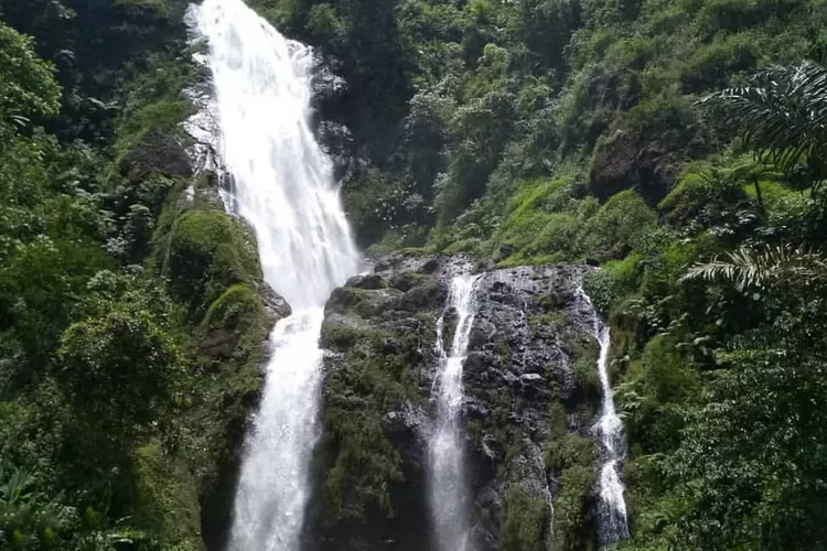 Keindahan Curug Cibadak Garut yang letaknya di tepi jalan (Instagram/@raden_m_r)
