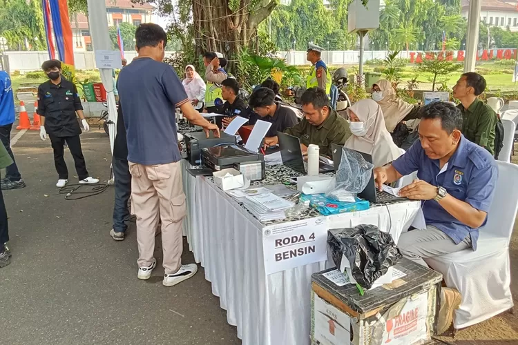 Pelaksanaan kegiatan uji emisi gratis di Balaikota Depok, pada Rabu (29/5). (ANDIKA EKA/RADAR DEPOK)