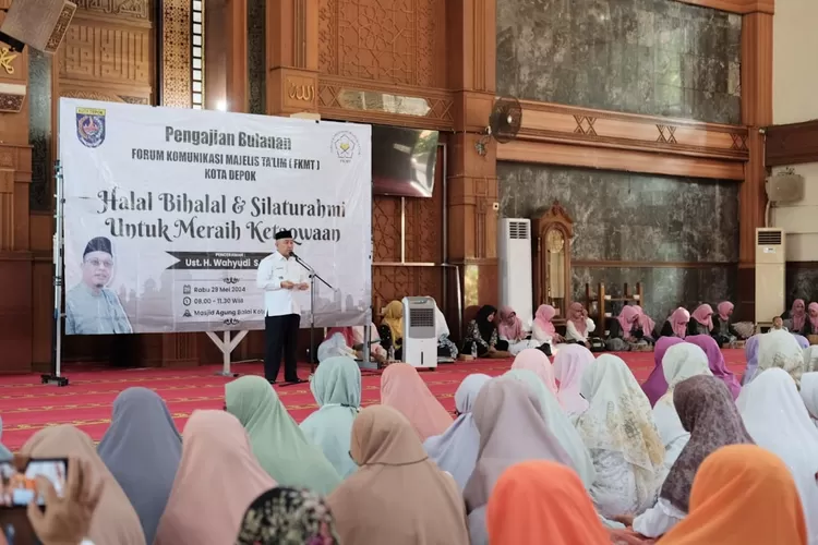 Walikota Depok, Mohammad Idris memberikan sambutan di kegiatan pengajian bulanan FKMT Kota Depok, di Masjid Agung Balaikota Depok.