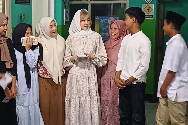 Tiktokers asal Jepang, Asahina Mana memberikan secara langsung bantuan kepada korban bus maut SMK Lingga Kencana Depok, Kamis (30/5). (ANDIKA EKA/RADAR DEPOK)