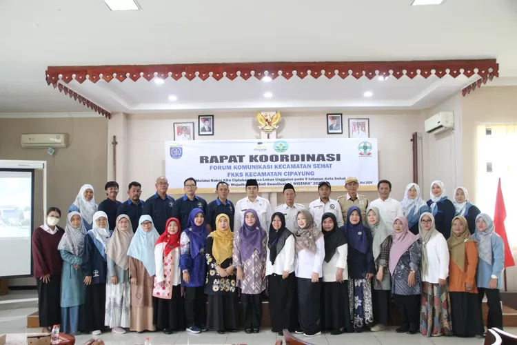 Sekertaris Kecamatan Cipayung, Sanan Hidayat saat menghadiri Rakor FKKS Kecamatan Cipayung, di Aula Kecamatan Cipayung, Rabu (29/5). (AGNESYA WIANDA/RADAR DEPOK)