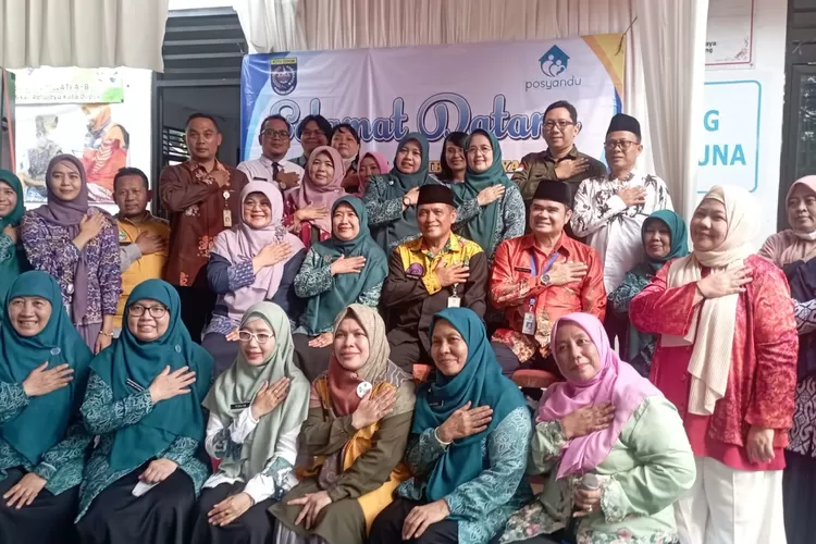 Camat Cipayung, Hasan Nurdin saat menghadiri lomba Posyandu tingkat kota di Posyandu Melati B, RW5, Kelurahan Ratu Jaya, Kecamatan Cipayung, Kota Depok, Jumat (31/5).  (AGNESYA WIANDA/RADAR DEPOK)