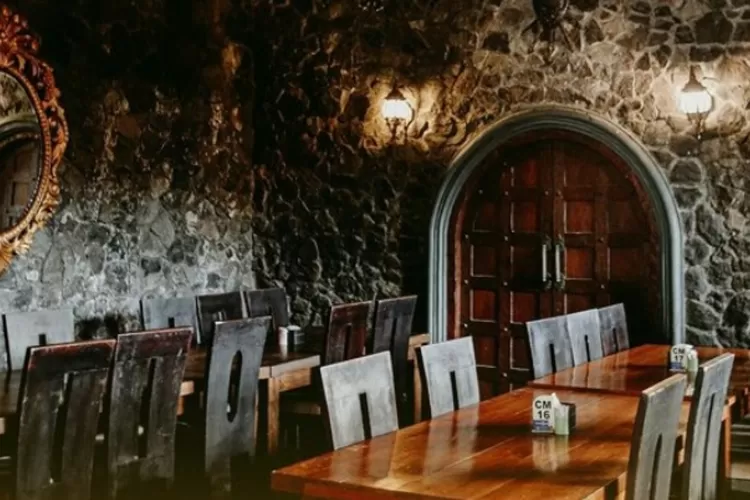 Area indoor Soragan Castle, Yogyakarta (Instagram @mangengkingsoragancastle)