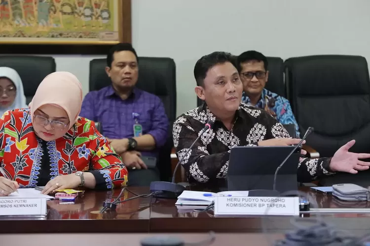 Komisioner BP Tapera Heru Pudyo Nugroho menggelar konferensi pers tentang Program TAPERA di Kantor Kepala Staf Presiden di Jakarta, Jumat (31/5/2024). (FEDRIK TARIGAN/ JAWA POS)