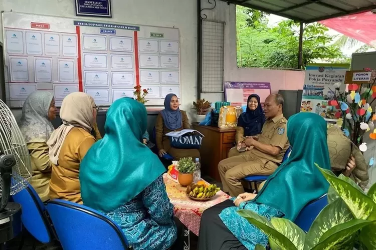 Pelaksaan kegiatan peningkatan fasilitas kesehatan di salah satu Posyandu di Kota Depok.