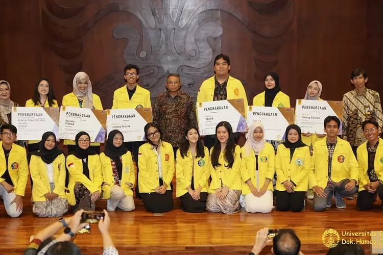 Foto bersama para mahasiswa UI yang mendapatkan ragam prestasi di Balai Sidang, Kampus UI Depok, pada Jumat (31/5). (DOK UI)