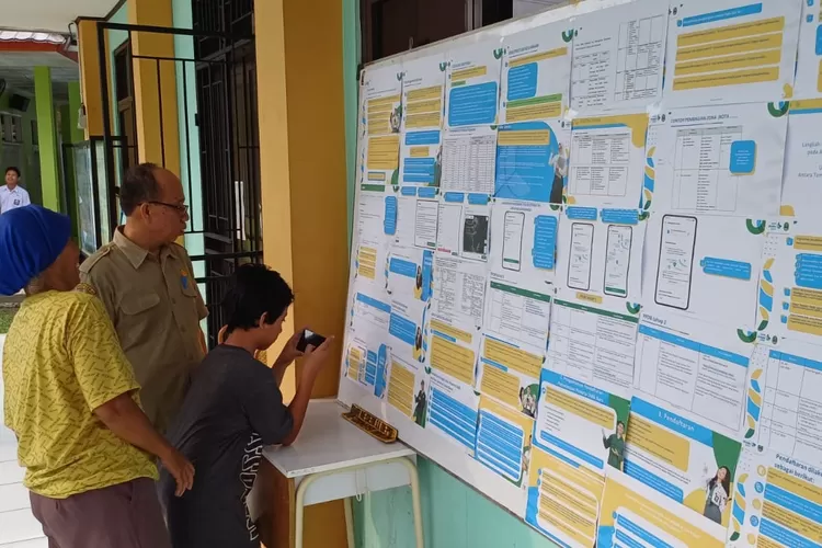 Salah satu orang tua siswa tengah mencari informasi terkait PPDB di SMA Negeri 11 Kota Depok, Senin (3/6). (ANDIKA/RADAR DEPOK)