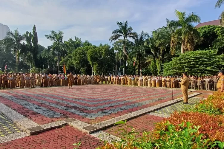 Pelaksaan apel mingguan ASN di lapangan Balaikota Depok. (ANDIKA EKA/RADAR DEPOK)