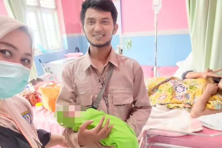 Petugas TKSK Kecamatan Limo berfoto bersama dengan wanita muda ODGJ usai melahirkan, di Puskesmas Pancoranmas.