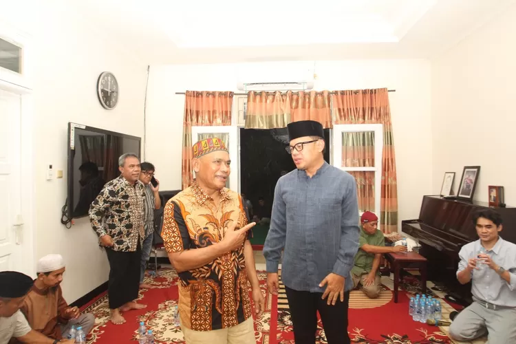 SILATURAHMI: Sejumlah tokoh dan pejabat menghadiri acara Walimatus Safar Haji di kediaman Hazairin Sitepu. (SOFYANSYAH/RADAR BOGOR)