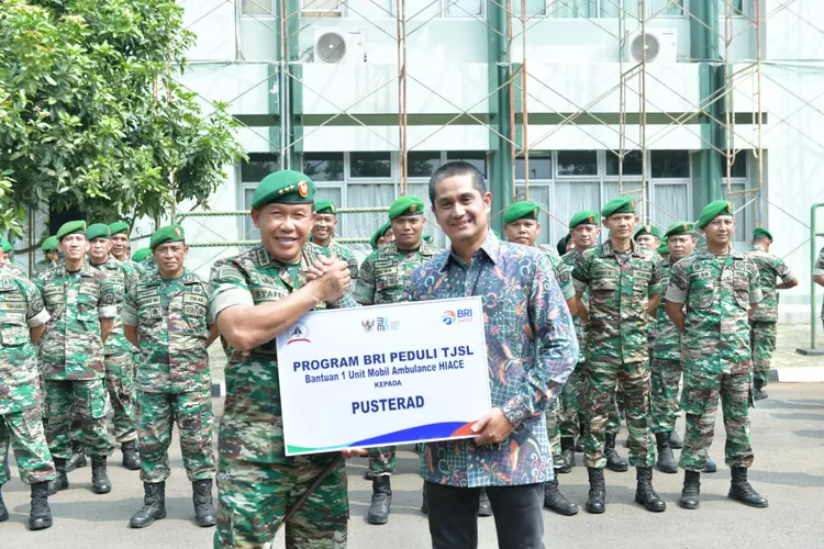 BRI Peduli : Bank BRI Cabang Mabes TNI Cilangkap saat menyerahkan TJSL berupa ambulance ke Pusterad (DOKUMEN BRI)