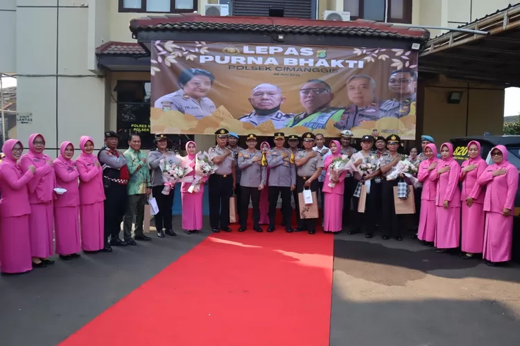 Wakapolres Metro Depok, AKBP Eko Wahyu Fredian didampingi Kapolsek Cimanggis, Kompol Judika Sinaga beserta jajarannya saat menghadiri apel pelepasan purna tugas di halaman Mapolsek Cimanggis, Kota Depok, Rabu (5/6).  (DOKUMEN POLRES METRO DEPOK)