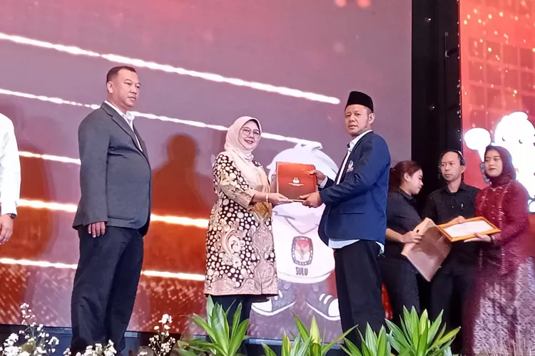 Ketua DPD Nasdem Kota Depok sekaligus Anggota DPRD Terpilih Kota Depok, Samsul Maarip sat menerima SK dari KPU Kota Depok (ARNETKELMANUTU/RADARDEPOK)