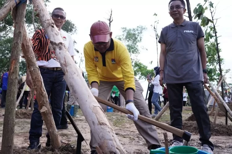 Wakil Walikota Depok, Imam Budi Hartono, mengikuti aksi penanaman pohon bersama Walikota seluruh Indonesia, di Lingkungan Gedung Kesenian Balikpapan, Rabu (5/6). (Pemkot Depok)