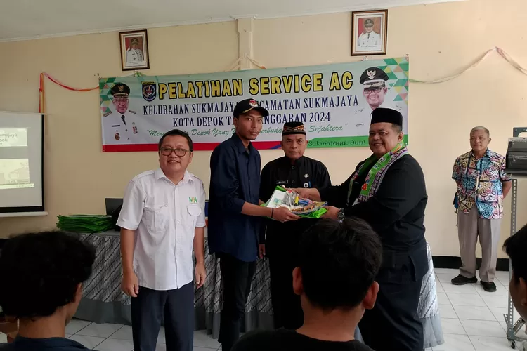 Lurah Sukmajaya, Mulyadi saat menghadiri pelatihan service AC di Aula Kelurahan Sukmajaya, Kecamatan Sukmajaya, Kota Depok, Jumat (7/6).  (AGNESYA WIANDA/RADAR DEPOK)
