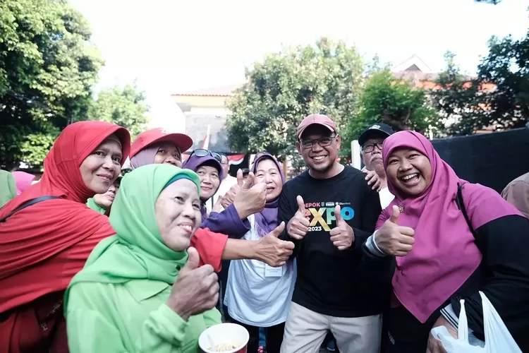 Wakil Walikota Depok, Imam Budi Hartono bersama lansia yang mengikuti peringatan HLUN ke-28 di Kecamatan Cilodong, Jumat (7/6). (PEMKOT DEPOK)