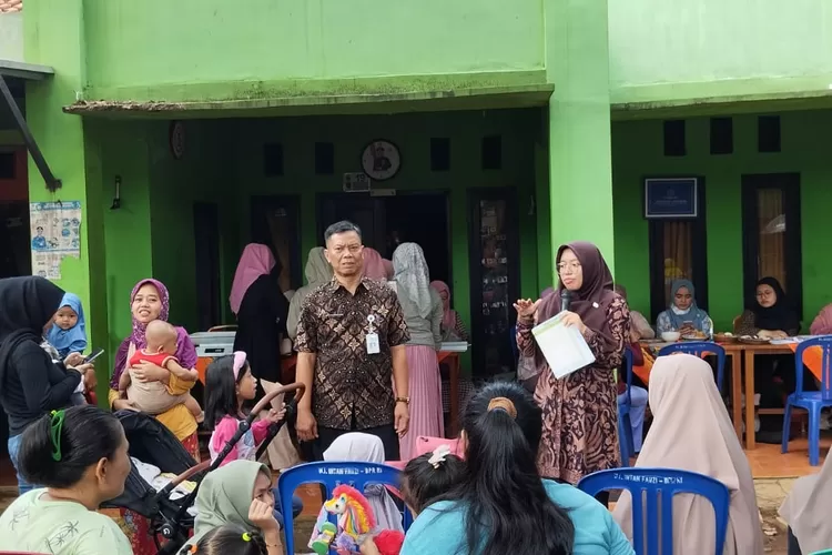 AKSI : Puskesmas Mampang bersama Aparatur Kelurahan Mampang, Kecamatan Pancoranmas, Kota Depok saat melakukan sosialisasi dan edukasi kepada masyarakat, berlangsung di Posyandu Anggrek RW4 Mampang, Jumat (7/6). (ALDY RAMA/RADAR DEPOK)