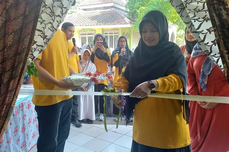 SIMBOLIS : Kepala SDN Pondok Petir 03, Trias Mira Astuti menggunting pita menandakan dibukanya pameran hasil karya siswa yang bertempat di sekolah, Kamis (6/6). (SDN Pondok Petir 03)