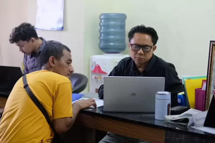 Tim Pengelola TIK PPDB Tahun Ajaran 2024/2025, Acu Setiawan (kanan) saat menerima pengaduan dari salah satu orang tua siswa, di Kantor Disdik Lantai 4.