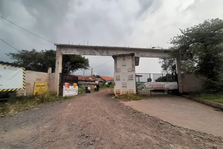 DITUTUP: Gerbang Perumahan Grand Pancoran Residence, RT7/12 Kelurahan Rangkapanjaya Baru, Kecamatan Pancoranmas, Kota Depok, yang didalamnya sudah tak dapat dilintasi akses warga setempat. (ALDY RAMA/RADAR DEPOK)