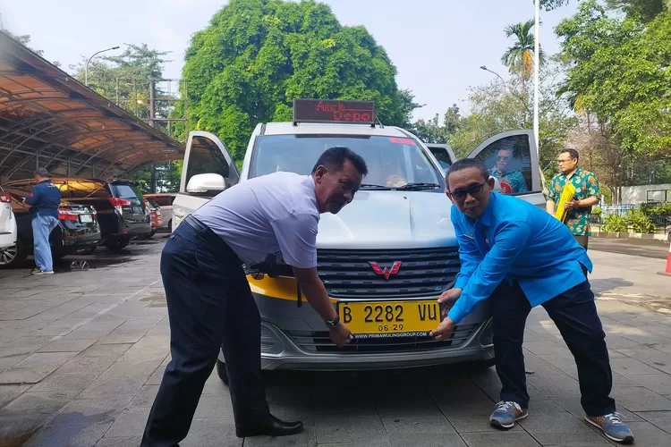 Prosesi pemberian plat kuning Angkot AC di Kota Depok oleh Samsat Kota Depok, Selasa (11/6/2024). (ANDIKA EKA/RADAR DEPOK)
