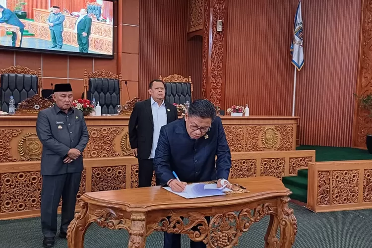 Prosesi penandatanganan Raperda RPJMD Kota Depok Tahun 2025 &ndash; 2045,  pada rapat paripurna, di kawasan GDC Kota Depok. (ANDIKA EKA/RADAR DEPOK)