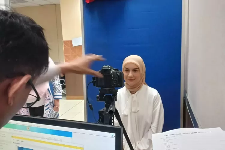 Publik Figur, Irish Bella saat melakukan layanan perubahan KTP-el di Disdukcapil Kota Depok. (ISTIMEWA)