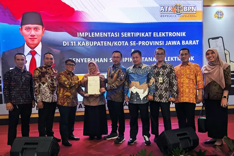 Kepala BPN Kota Depok Indra Gunawan dan jajaran menyerahkan sertifikat elektronik aset pemda saat Peresmian Peluncuran Sertipikat Elektronik dan Penyerahan Sertipikat Eletronik yang berlangsung di Gedung Sate, Kota Bandung, Minggu (9/6). (DOKUMEN BPN DEPOK)