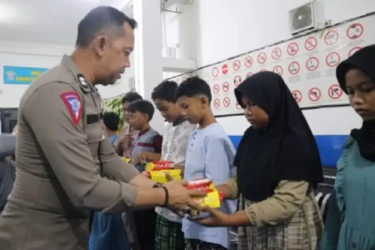 MULIA : Anggota Satlantas Polres Metro Depok saat menyantuni anak yatim di Kota Depok, akhir pekan kemarin. (DOKUMEN POLRES DEPOK)