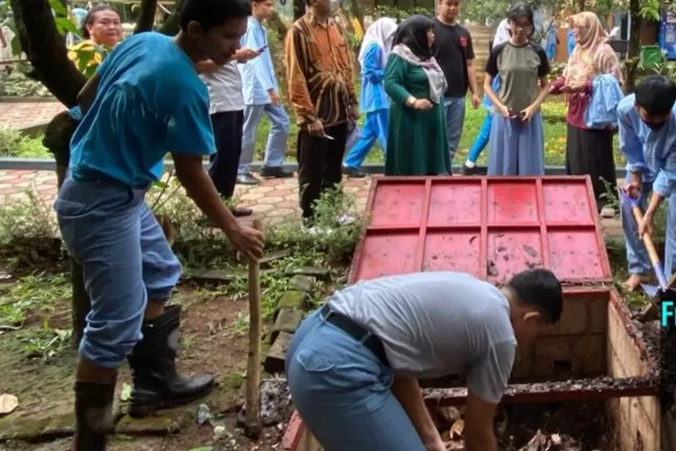 SMAN 8 Depok sedang dalam proses menuju Adiwiyata Mandiri.