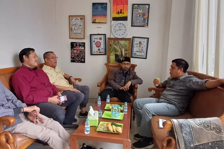  PD Muhammadiyah Kota Depok saat melakukan media visit ke Harian Radar Depok, di kawasan GDC, Kelurahan Tirtajaya, Kecamatan Sukmajaya. (ANDIKA EKA/RADAR DEPOK)