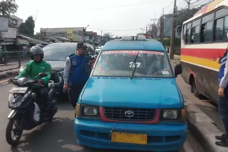 Angkot konfensional yang berada di Kota Depok. (DOKUMEN RADAR DEPOK)