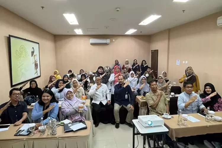 Kepala DKUM Kota Depok, Mohamad Thamrin dan BPSDMP Kemenkominfo bersama seluruh peserta pelatihan lanjutan program WUB di Hotel Santika. (ISTIMEWA)