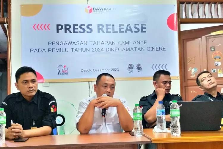 Komisioner Divisi Penanganan Perkara, Data, dan Informasi Bawaslu Kota Depok, Sulastio sedang memberikan pemaparan saat acara di kantor Panwascam Cinere. (RADAR DEPOK)