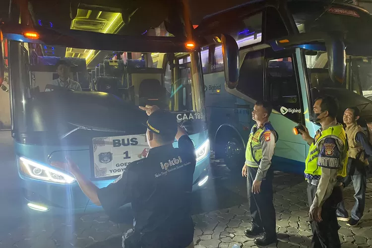 ILUSTRASI : Pemeriksaan kelengkapan bus oleh anggota Satlantas Polres Metro Depok, beberapa waktu lalu. (DOKUMEN POLRES METRO DEPOK)