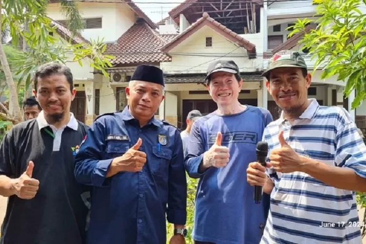 Lurah Sukmajaya, Mulyadi saat melakukan monitoring di beberapa Masjid Kelurahan Sukmajaya, Kecamatan Sukmajaya, Kota Depok, Senin (17/6).  (AGNESYA WIANDA/RADAR DEPOK)