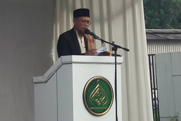 Wakil Walikota Depok, Imam Budi Hartono menyampaikan isi ceramah saat Salat Idul Adha 1445 H (Junior/Radar Depok)