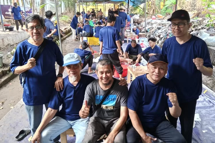 Jajaran Pengurus Masjid Baitul Bashiir, Permata Puri I Depok, Kelurahan Cisalak Pasar, Kecamatan Cimanggis,  Kota Depok foto bersama usai penyembelihan hewan kurban dalam rangka Idul Adha 1445 Hijriah, Senin (17/6).  (GERARD SOEHARLY/RADAR DEPOK)