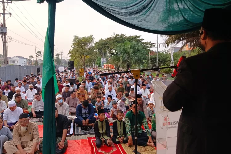 Salat Idul Adha yang diselenggarakan Pimpinan Ranting Muhammadiyah Grand Depok City dan DKM Masjid Al Ishlah GDC, di samping Alun-alun Kota Depok, Senin (17/6).