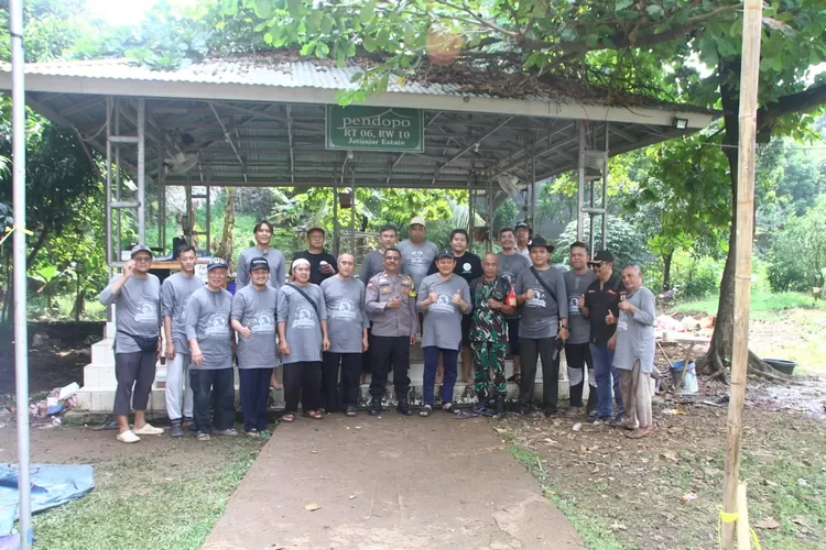Panitia Kurban Masjid At Taqwa Perumahan Jatijajar Blok A, RW10, Kelurahan Jatijajar, Kecamatan Tapos, berhasil mendistribusikan sebanyak 1.014 paket daging kurban ke warga di sekitar komplek. (Junior/Radar Depok)